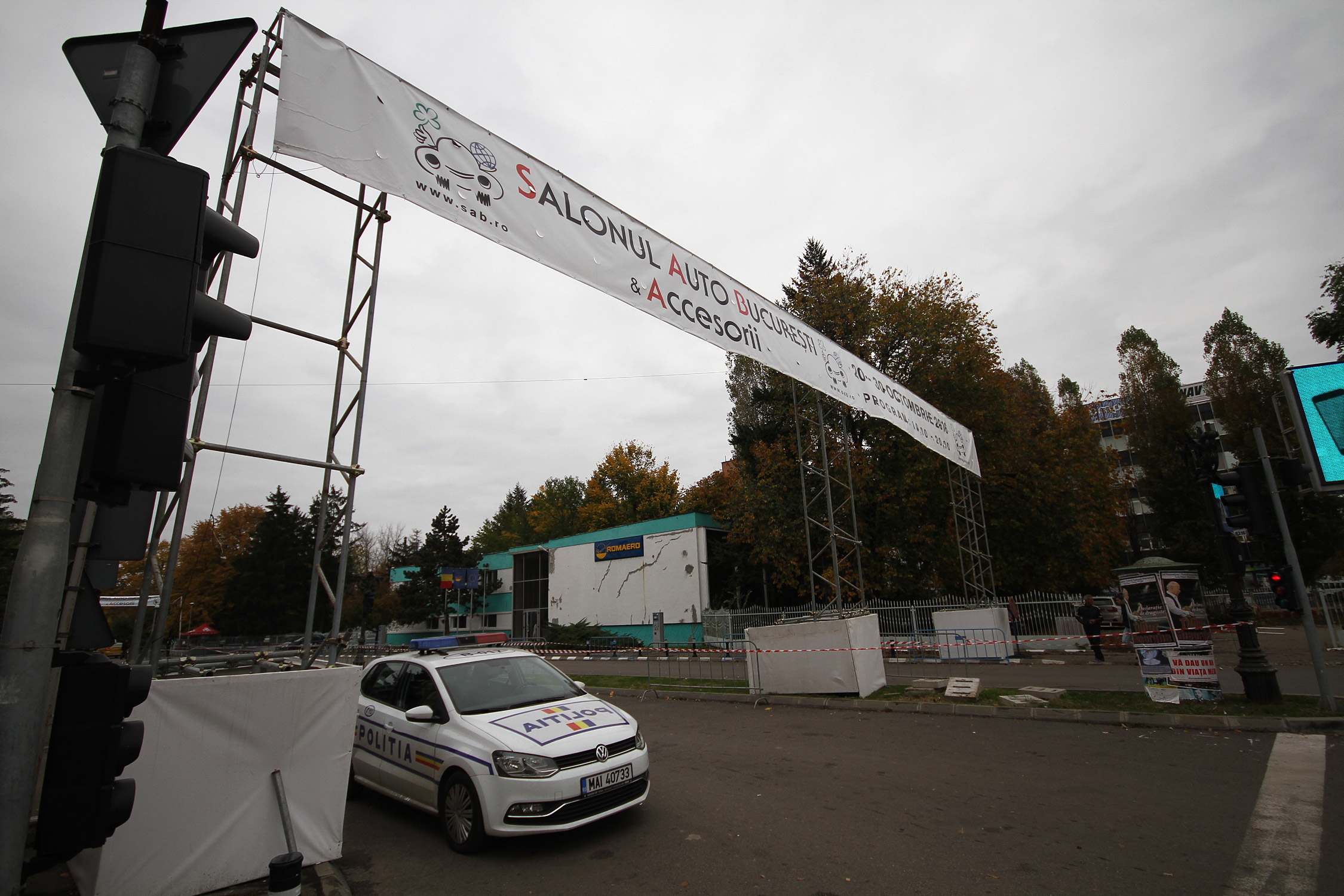 Kabrió Dacia, terepgumik és székely faautó Bukarestben 12