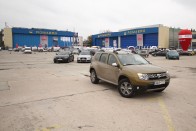 Kabrió Dacia, terepgumik és székely faautó Bukarestben 73