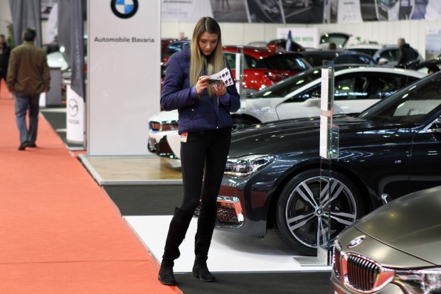 Kabrió Dacia, terepgumik és székely faautó Bukarestben 15 Talpig felöltözött csajok a 10 fokos hangárban