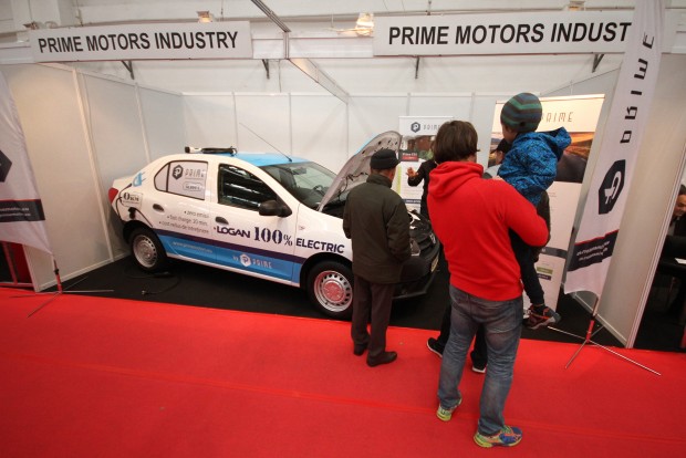 Kabrió Dacia, terepgumik és székely faautó Bukarestben 13 Elektromos Dacia komoly érdeklődőhaddal