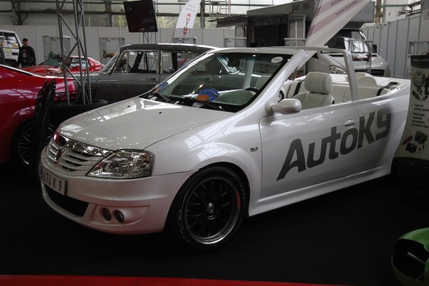 Kabrió Dacia, terepgumik és székely faautó Bukarestben 10 És van kabrió is