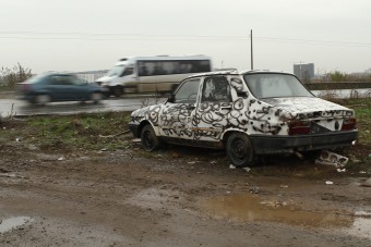 Kabrió Dacia, terepgumik és székely faautó Bukarestben