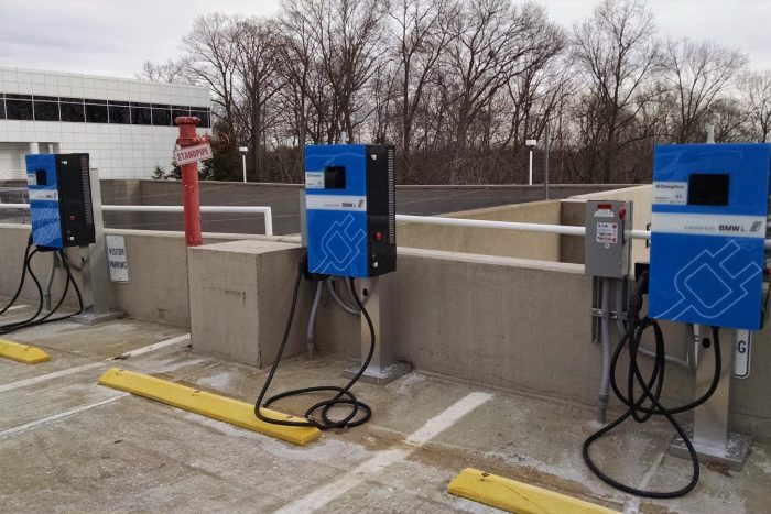 Közösen építenének gyorstöltő hálózatot az autógyártók 1 BMW töltőállomás valahol az USA-ban, ahol már egy éve zajlik egy hasonló projekt a BMW és a VW közreműködésével