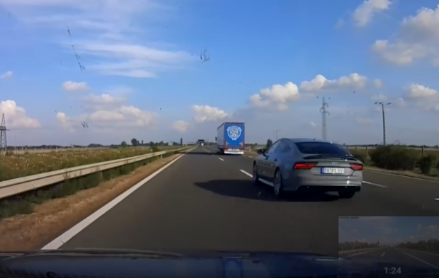 Szabálytalan sofőrökre vadászik egy magyar autós