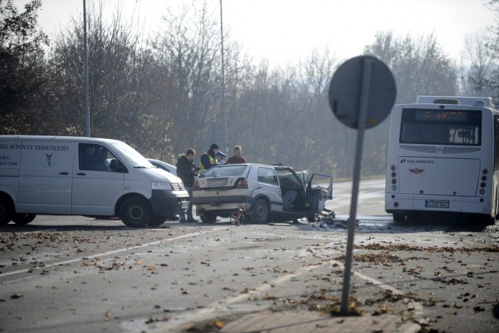 Megrázó fotók a reggeli halálos balesetről 1 | Vezess Bicske, 2016. november 20. Rendõrök helyszínelnek 2016. november 20-án az 1-es fõúton Biatorbágy és Bicske között, ahol összeütközött egy menetrend szerinti távolsági busz egy személygépkocsival. Az autót vezetõ férfi a helyszínen életét vesztette, a busz utasai nem sérültek meg. MTI Fotó: Mihádák Zoltán