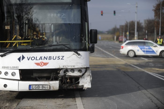 Megrázó fotók a reggeli halálos balesetről 2 | Vezess Bicske, 2016. november 20. Rendõrök helyszínelnek 2016. november 20-án az 1-es fõúton Biatorbágy és Bicske között, ahol összeütközött egy menetrend szerinti távolsági busz egy személygépkocsival. Az autót vezetõ férfi a helyszínen életét vesztette, a busz utasai nem sérültek meg. MTI Fotó: Mihádák Zoltán