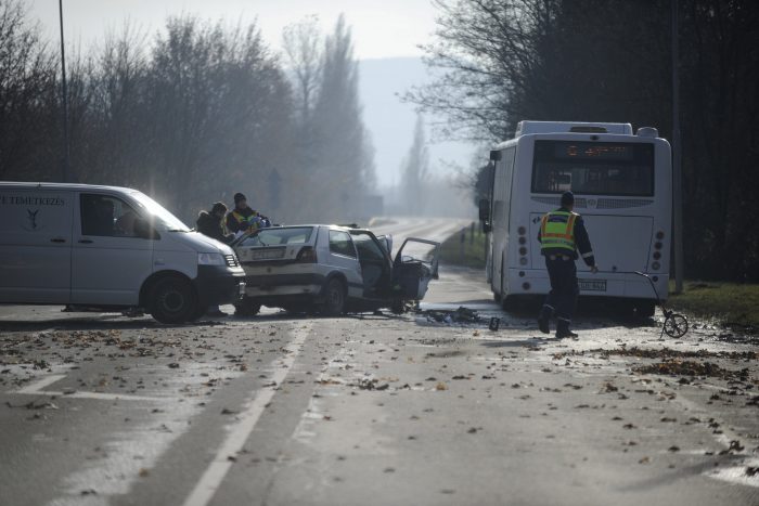 Megrázó fotók a reggeli halálos balesetről 3 | Vezess Bicske, 2016. november 20. Rendõrök helyszínelnek 2016. november 20-án az 1-es fõúton Biatorbágy és Bicske között, ahol összeütközött egy menetrend szerinti távolsági busz egy személygépkocsival. Az autót vezetõ férfi a helyszínen életét vesztette, a busz utasai nem sérültek meg. MTI Fotó: Mihádák Zoltán