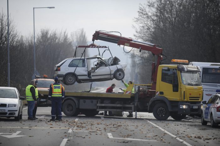 Megrázó fotók a reggeli halálos balesetről 4 | Vezess Bicske, 2016. november 20. Rendõrök helyszínelnek 2016. november 20-án az 1-es fõúton Biatorbágy és Bicske között, ahol összeütközött egy menetrend szerinti távolsági busz egy személygépkocsival. Az autót vezetõ férfi a helyszínen életét vesztette, a busz utasai nem sérültek meg. MTI Fotó: Mihádák Zoltán