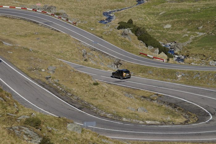 Vizuális himnusz a Dacia Dusterhez 2 Dacia a Tarnszfogarasi út kanyargós útján
