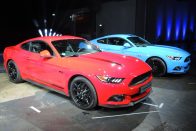 Kékben, feketében csillog a Ford Mustang 2