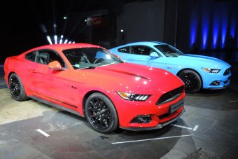 Kékben, feketében csillog a Ford Mustang