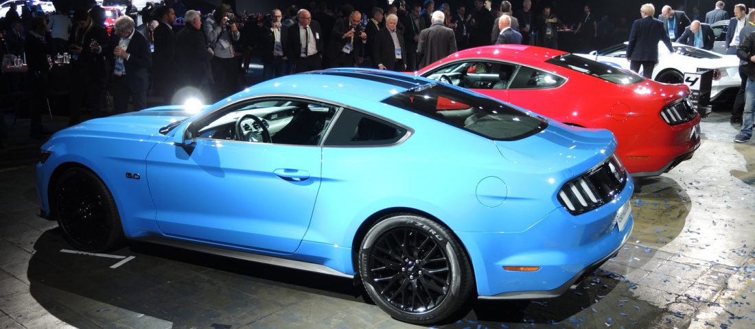 Kékben, feketében csillog a Ford Mustang