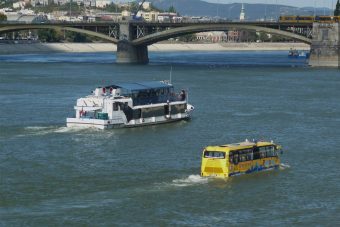 Metrópótló hajó a BKK-tól