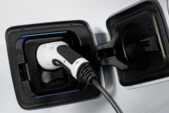 Közösen építenének gyorstöltő hálózatot az autógyártók