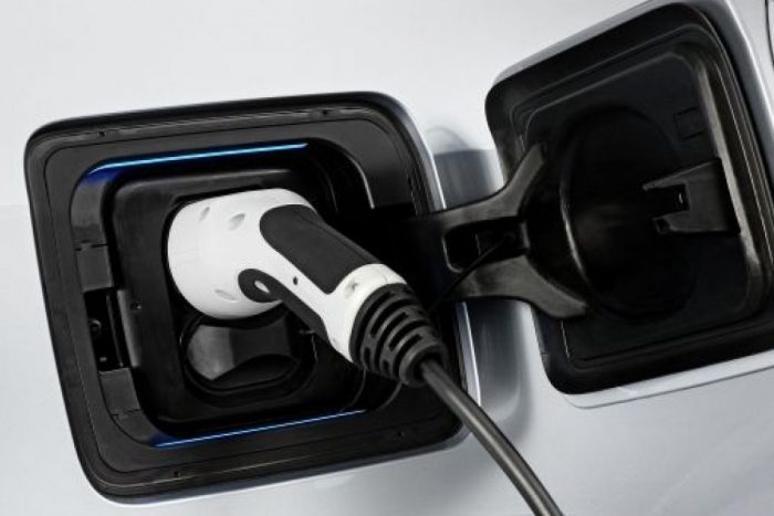 Közösen építenének gyorstöltő hálózatot az autógyártók