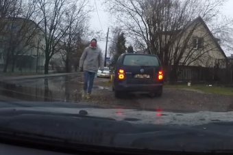 A sors csinált viccet a golfütővel emberkedő sofőrből