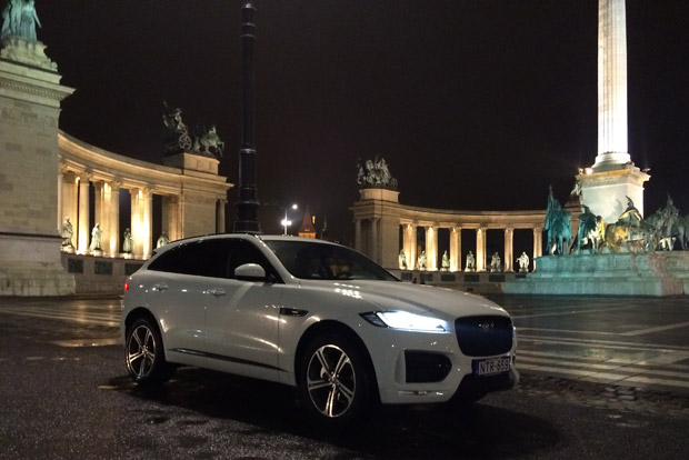 Luxusautóval viszik színházba a gyerekeket