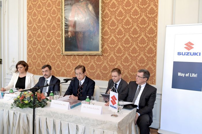 SUV-központ lesz a magyar Suzuki-gyárból 1 A Suzuki vezetői a csütörtöki sajtótájékoztatón, Krisztián Róbert balról a második, Yoshinobu Abe pedig középen foglal helyet