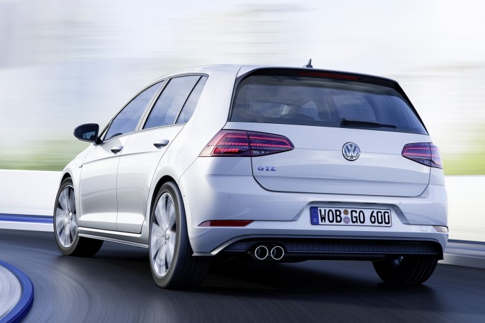 Itt az új Volkswagen Golf 3 Ha tanulóvezető használja a kocsit, beállíthatjuk, hogy milyen messze és milyen gyorsan mehet; a rendszer telefonon keresztül értesít, ha megszegte a kölök a szabályokat.