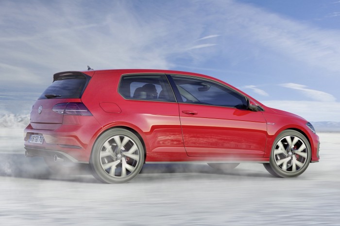Itt az új Volkswagen Golf 8 A markánsabb optikai elemekkel jelölt GTI motorteljesítménye 230, a GTI Performance-é 245 lóerőre nőtt.