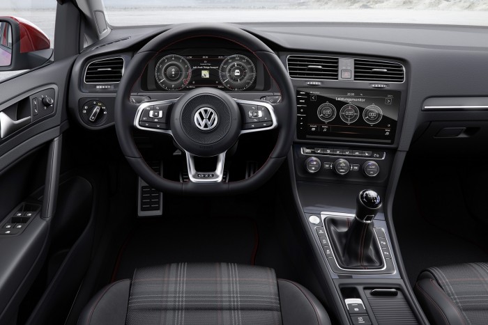 Itt az új Volkswagen Golf 6 Motorból új benzinesek kerültek a palettára. A Golfban debütál az 1.5 TSI Evo turbómotor, változó geometriájú turbóval, mint a Porschénál, hengerlekapcsolással, 150 vagy (öko kiadásban) 130 lóerővel.