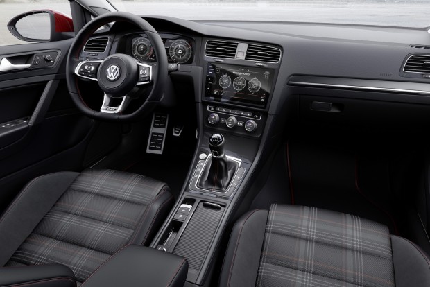 Itt az új Volkswagen Golf 9 A Golfhoz is rendelhető a 12,3 colos virtuális műszeregység, ötféle megjelenítési profillal. A harmadik generációs parkolórobot immár orral előre is képes beállni a helyre.