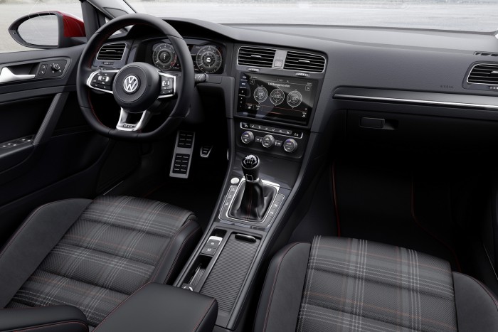 Itt az új Volkswagen Golf 10 A Golfhoz is rendelhető a 12,3 colos virtuális műszeregység, ötféle megjelenítési profillal. A harmadik generációs parkolórobot immár orral előre is képes beállni a helyre.