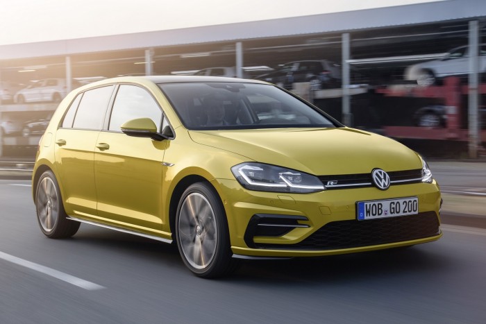 Itt az új Volkswagen Golf 2 Az okosabb interfész mögött gazdagabb tartalom rejlik, az online szolgáltatások és applikációk kínálatát kibővítették: az okostelefonos integráció mellett asszisztencia- és vészhelyzeti riasztás, szerviz időpont-foglalás, a bezártam-leoltottam-eltakartam kérdéskört a távolból megválaszoló monitoring szerepel a kínálatban.