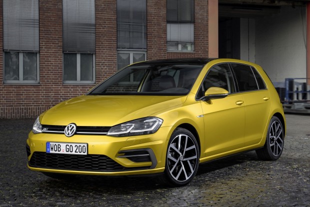 Itt az új Volkswagen Golf 10 Ha ütközés veszélyét észleli, a PreCrash proaktív rendszer felhúzza az ablakokat, és megfeszíti az öveket. Az indítókulcs tárolja a felhasználó beállításait; hogy pontosan miket, azt menüben adhatjuk meg.