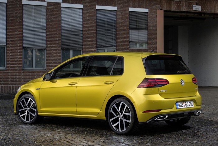 Itt az új Volkswagen Golf 5 Hátul mindenképpen LED-ek világítanak, a nappali fény is diódás, és a xenon opciót ugyancsak kiváltotta a LED.