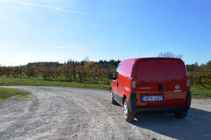 Nagyképű, de van mire 10 Akár a vezető oldalára is kérhető tolóajtó.