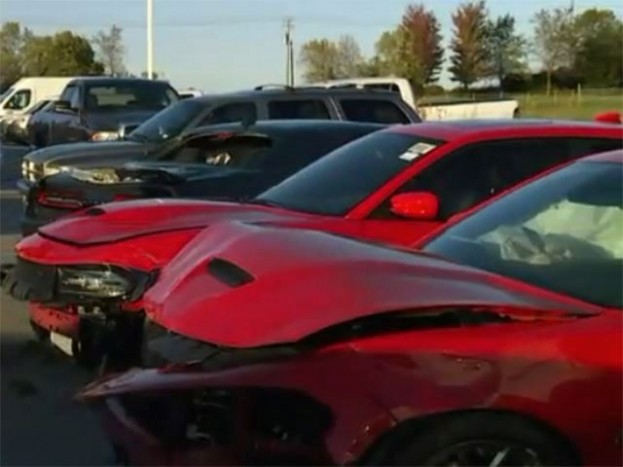 Tinik loptak izomautókat, majd hamar összetörték mindhármat