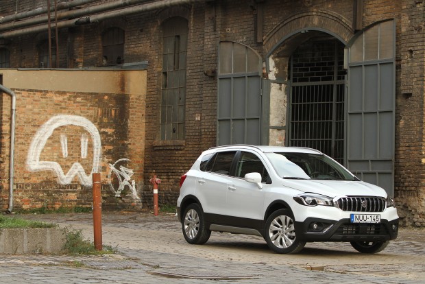 Elég bele az apró turbómotor is? – Suzuki SX4 S-Cross 1 Bár magasabb elődjénél, mégsem tűnik pufóknak