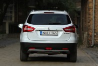 Elég bele az apró turbómotor is? – Suzuki SX4 S-Cross 45