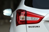 Elég bele az apró turbómotor is? – Suzuki SX4 S-Cross 53