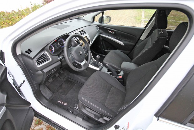 Elég bele az apró turbómotor is? – Suzuki SX4 S-Cross 2 Civilizált, de komor hangulatú belső