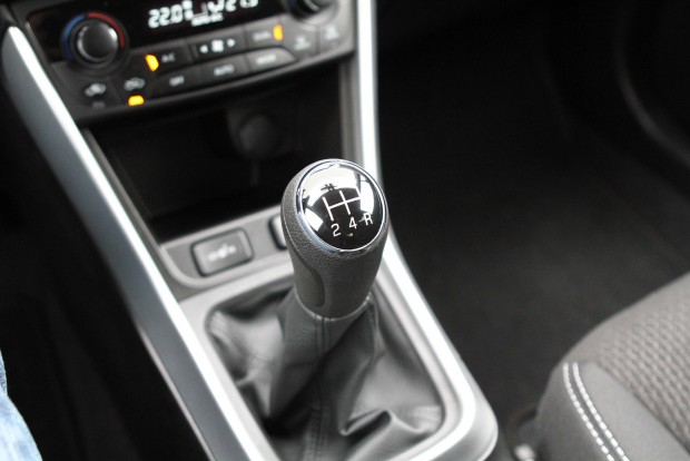 Elég bele az apró turbómotor is? – Suzuki SX4 S-Cross 5 Az ötfokozatú váltó átlagos, semmi extra