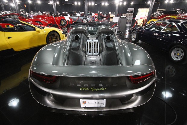 Láttál már igazán menő autógyűjteményt? Nem, nem láttál! 8 Tiriac apónak nem kellett kifizetnie a 3000 eurós szállítási díjat