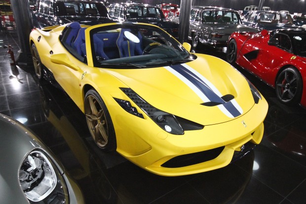 Láttál már igazán menő autógyűjteményt? Nem, nem láttál! 9 Ez a Ferrari egy kicsit már bazári hangulatú