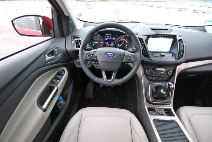 Okosabb, kényelmesebb: Ford Kuga 2016 3 Átláthatóbb, könnyebben kezelhetőbb az összes kezelőszerv