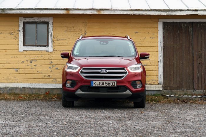 Okosabb, kényelmesebb: Ford Kuga 2016 2 A sportosabb ST változat fekete betétes hűtőmaszkot kapott