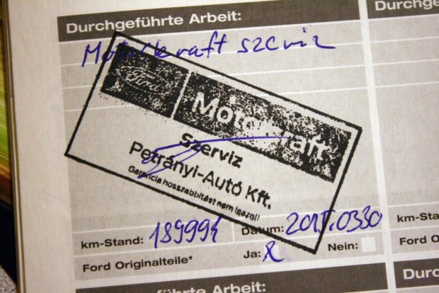 Hamisított szervizkönyvek – Mit tehetünk? 1 Így néz ki egy hiteles pecsét valódi szervizkönyvben, de bélyegzőt lehet hamisítani is. Ne dőljön az összes pecsét ugyanarra és ne legyen azonos a toll színe 5-6 éven át. Figyeljünk a számozásra és a szervizfüzet papírjára is. A hamisítványok sokszor vékonyabb, silányabb füzetből készülnek