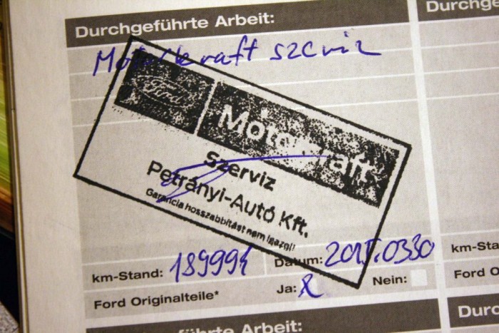 Hamisított szervizkönyvek – Mit tehetünk? 9 Így néz ki egy hiteles pecsét valódi szervizkönyvben, de bélyegzőt lehet hamisítani is. Ne dőljön az összes pecsét ugyanarra és ne legyen azonos a toll színe 5-6 éven át. Figyeljünk a számozásra és a szervizfüzet papírjára is. A hamisítványok sokszor vékonyabb, silányabb füzetből készülnek