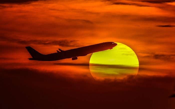 Farwaniya, 2016. november 19. A Kuvaiti Nemzetközi Repülõtérrõl felszállt személyszállító repülõgép a lenyugvó napkorong elõtt a Kuvaitváros mellett fekvõ Farwaniya felett 2016. november 19-én. (MTI/EPA/Raed Kutena)