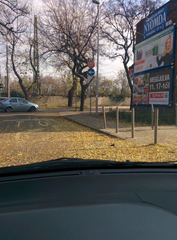 KRESZ-ritkaság Budapesten. Itt mit csinálnál? 1 kereszteződés