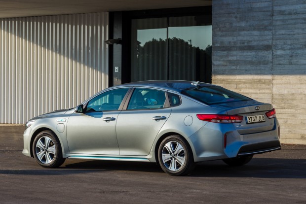 A Toyota babérjaira tör a Kia 3 Az Optima plug-in hibrid hajtáslánccal szerelt változatát akár otthon is fel lehet tölteni.