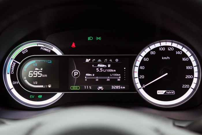 Vadiúj hibrid szabadidő-autó Koreából: Kia Niro 6 Kerek műszerek között a fedélzeti számítógép kijelzője