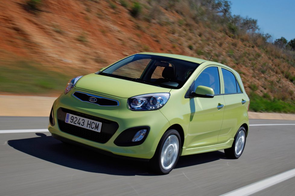Fekete péntek – ezek a legolcsóbb autók itthon 5 Kia Picanto 1.0 LX - 2 604 000 forint. Vérbeli puritán kisautó Dél-Koreából, a kocsi 66 lóerős alapverziójában még fordulatszámmérő és rádió sincs. Van viszont 7 évre vagy 150 000 kilométerre érvényes új autó-garancia.
