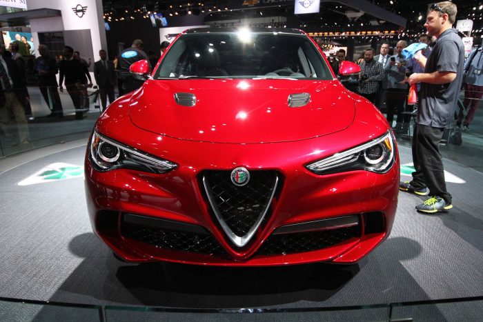 Los Angeles: Autószalon másként 3 A Stelvio nagy jelentőségű modell az olasz márka életében, hiszen elengedhetetlen ahhoz, hogy az Alfa Romeo újra talpra állhasson, ehhez pedig a ma leginkább népszerű kategóriába szálltak be az újdonsággal.