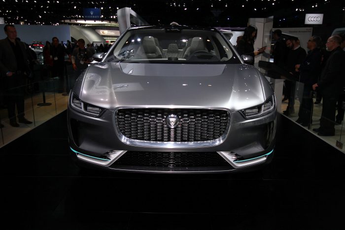 Los Angeles: Autószalon másként 5 A Jaguar I-Pace. Bár egyelőre még hibrid hajtáslánca sincs a brit márkának, mégis elkészítették akkumulátoros rendszerüket, amely nem egy meglévő padlólemez átépítése, hanem vadonatúj, eleve és kifejezetten erre a célra szolgáló platform